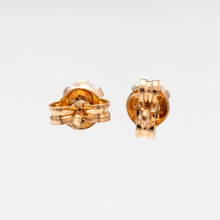 A pair of 14K gold earrings with diamonds ca. 0.34 ct in total.