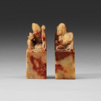 SIGILL, två stycken, nefrit. Sen Qing dynasti (1664-1912).