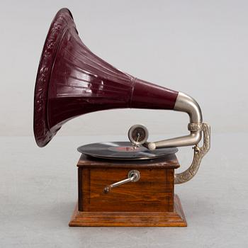A phonograph, from around year 1900.