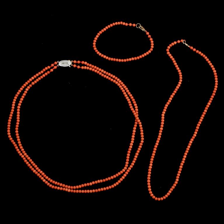 COLLIER, 2 st samt ARMBAND. Korall.