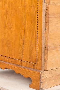 SKRIVSKÅP, barock/barockstil, bär årtal 1727 samt 1921.