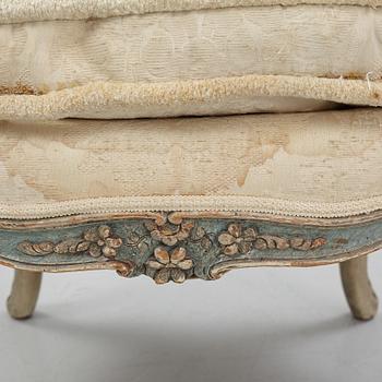 Karmstolar, ett par, rokokostil, omkring 1900.