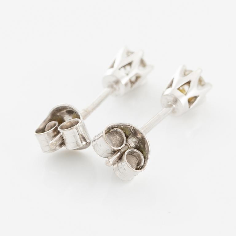 A pair of earrings in 18K gold set with round brilliant-cut diamonds.