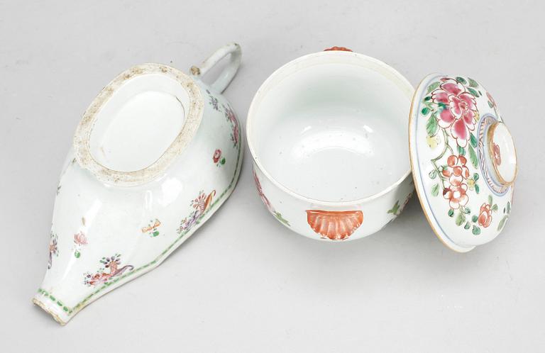 SÅSSNIPA samt KRUKA MED LOCK, porslin, Qianlong, Kina 1700-tal.