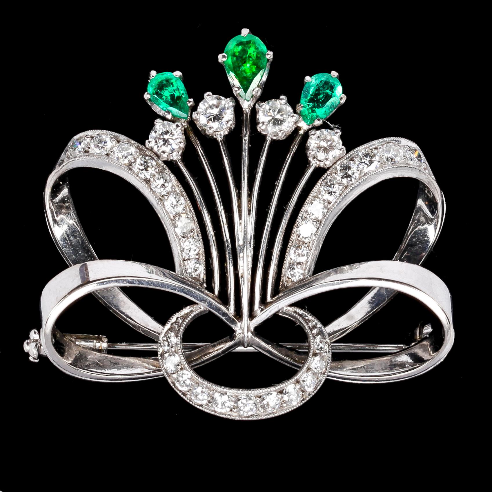 BROSCH, droppslipade smaragder med briljantslipade diamanter, tot. ca 1.30 ct.