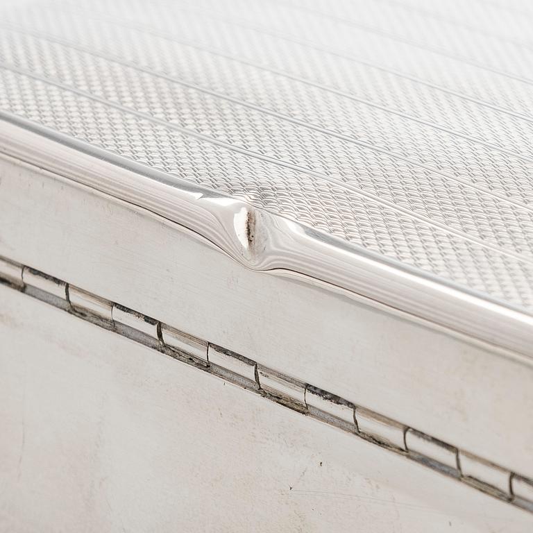 A sterling silver cigar box, William Neale & Son Ltd, Birmingham 1925.