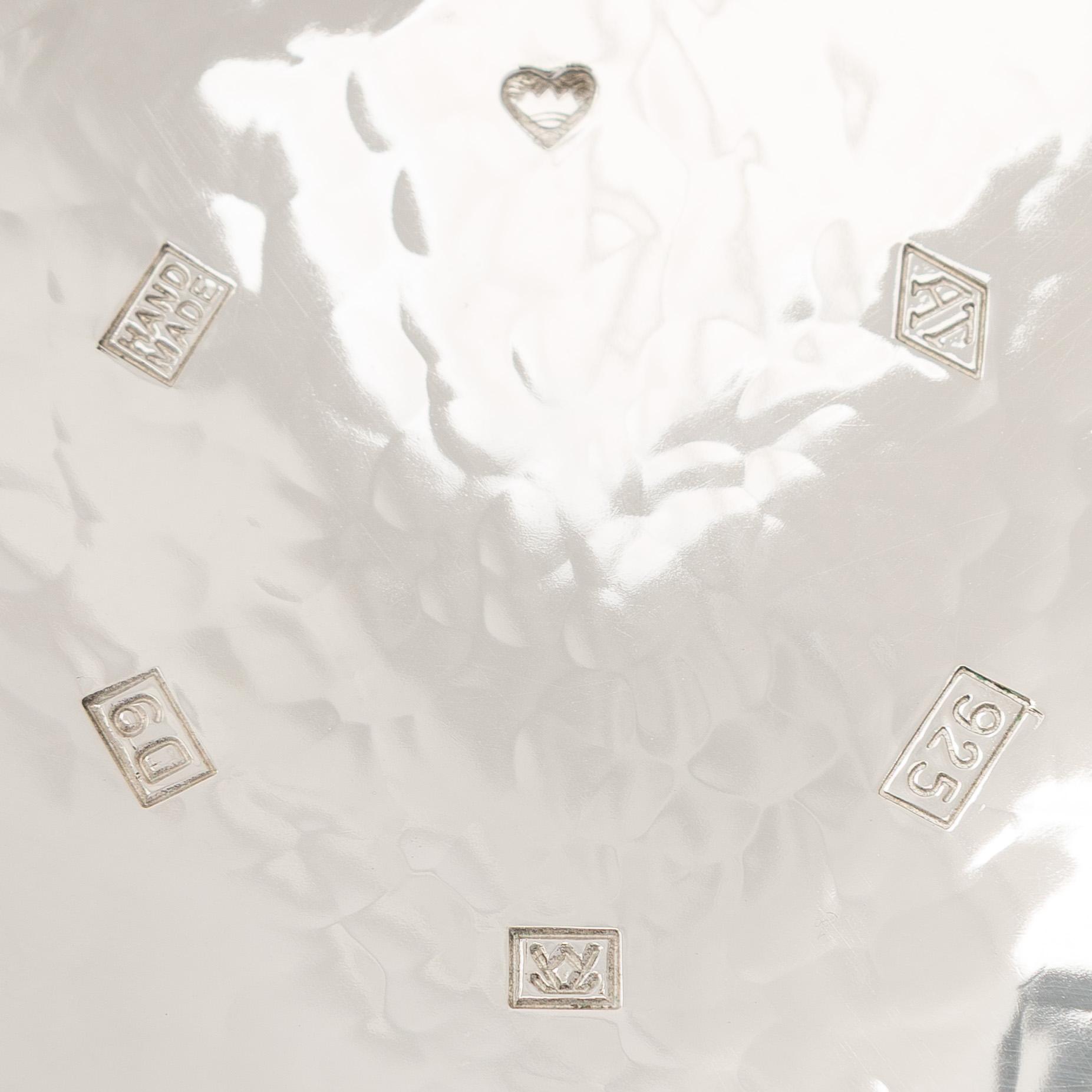 A. Tillander, skål, sterlingsilver och emalj, Åbo 2005.