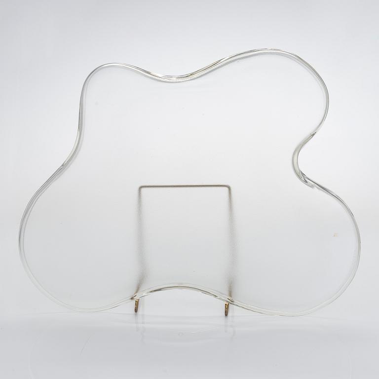 Alvar Aalto, a '3034' dish signed Alvar Aalto 3034. Manufactured by Iittala early 1960s.