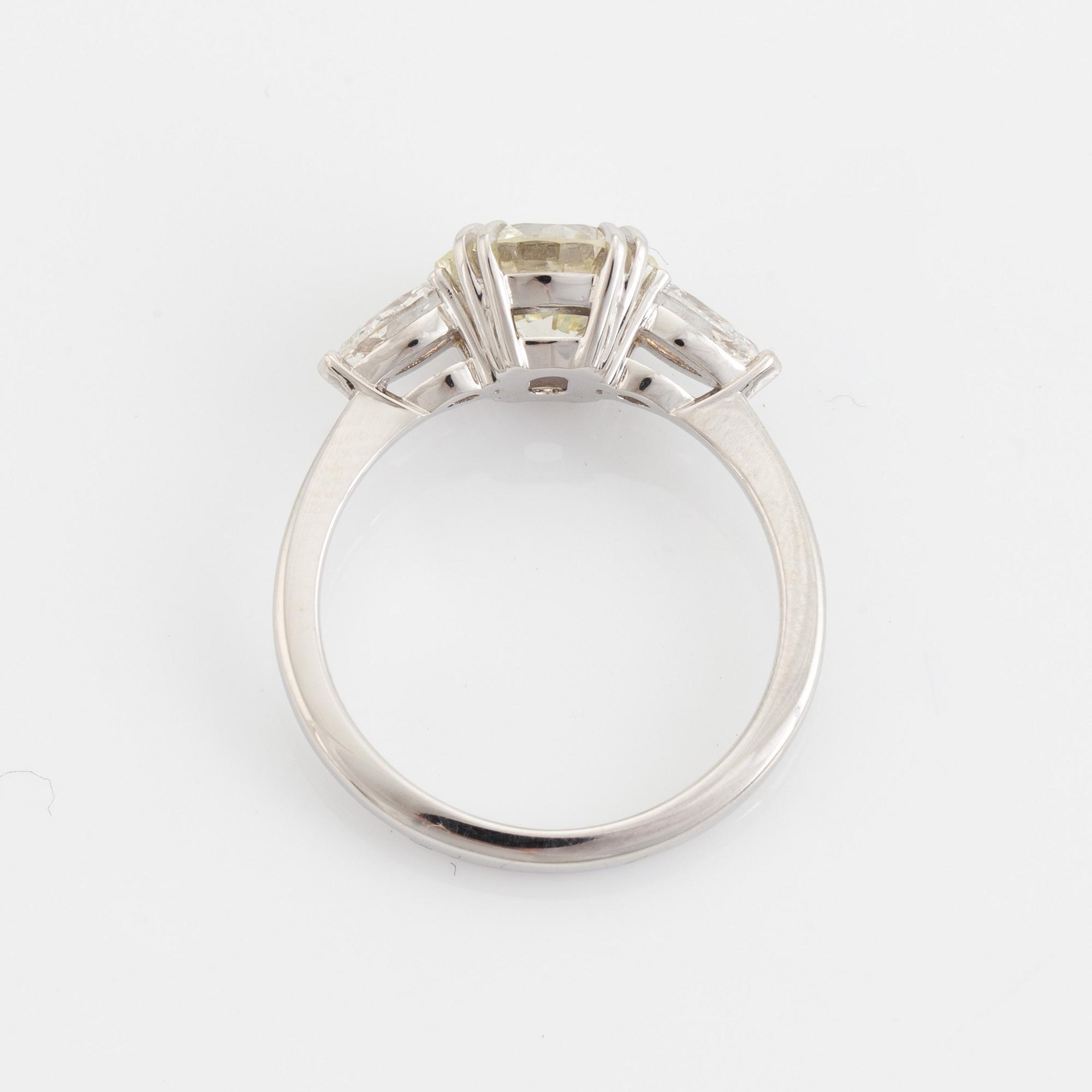 Ring, med  briljantslipad diamant 2,07 ct, medföljande IGI report.