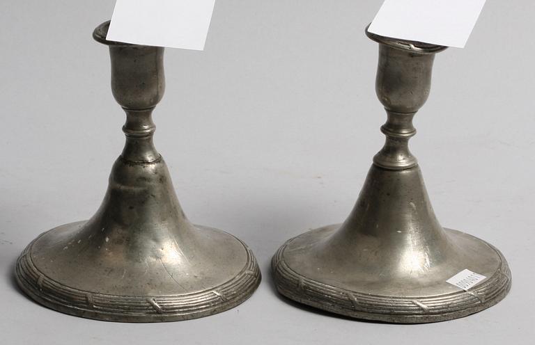 LJUSSTAKAR, ett par, tenn, gustavianska, sent 1700-tal.