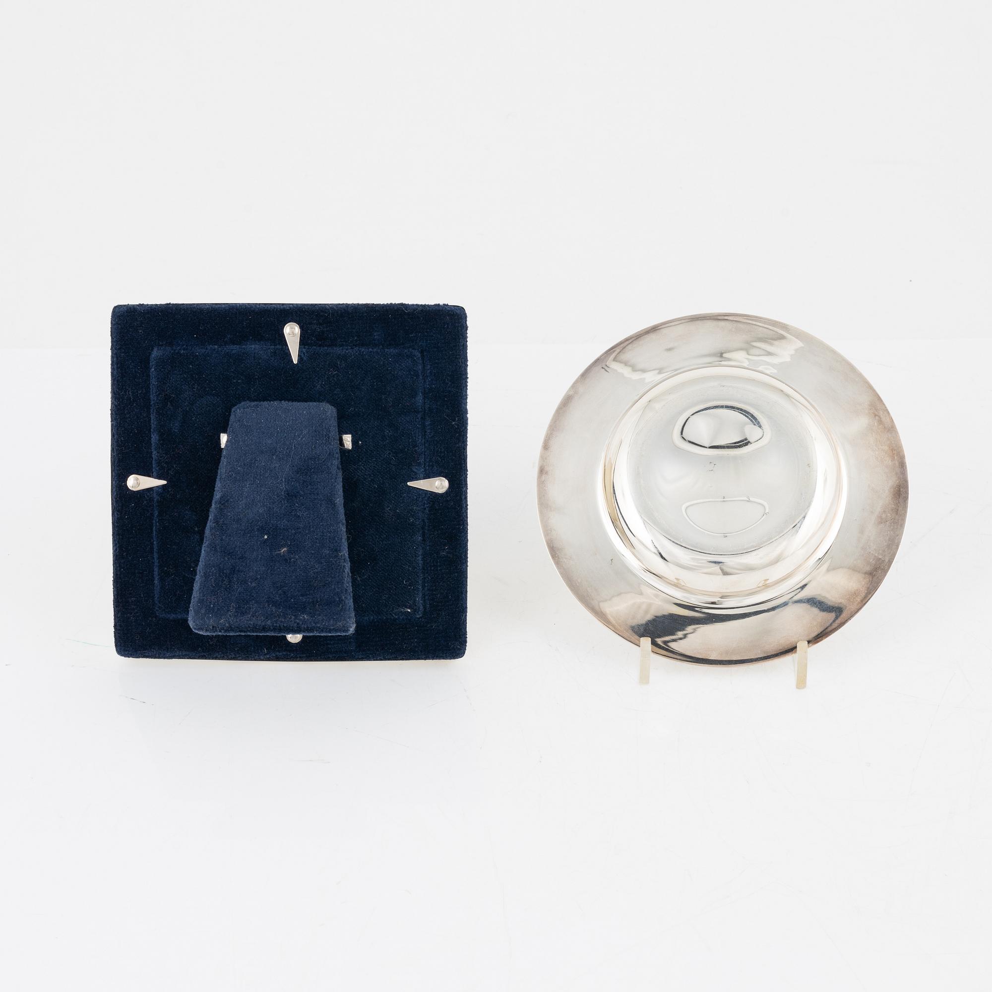 Frame and dish, silver, 'Davis Cup', Carr's of Sheffield Ltd, Sheffield 1998.