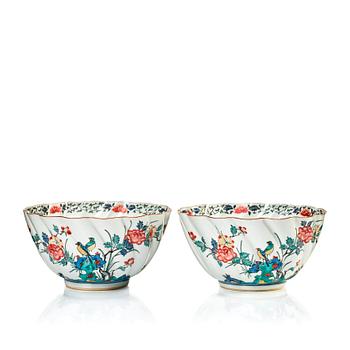 722. A pair of Japanese Kutani bowls, early 20th Century.