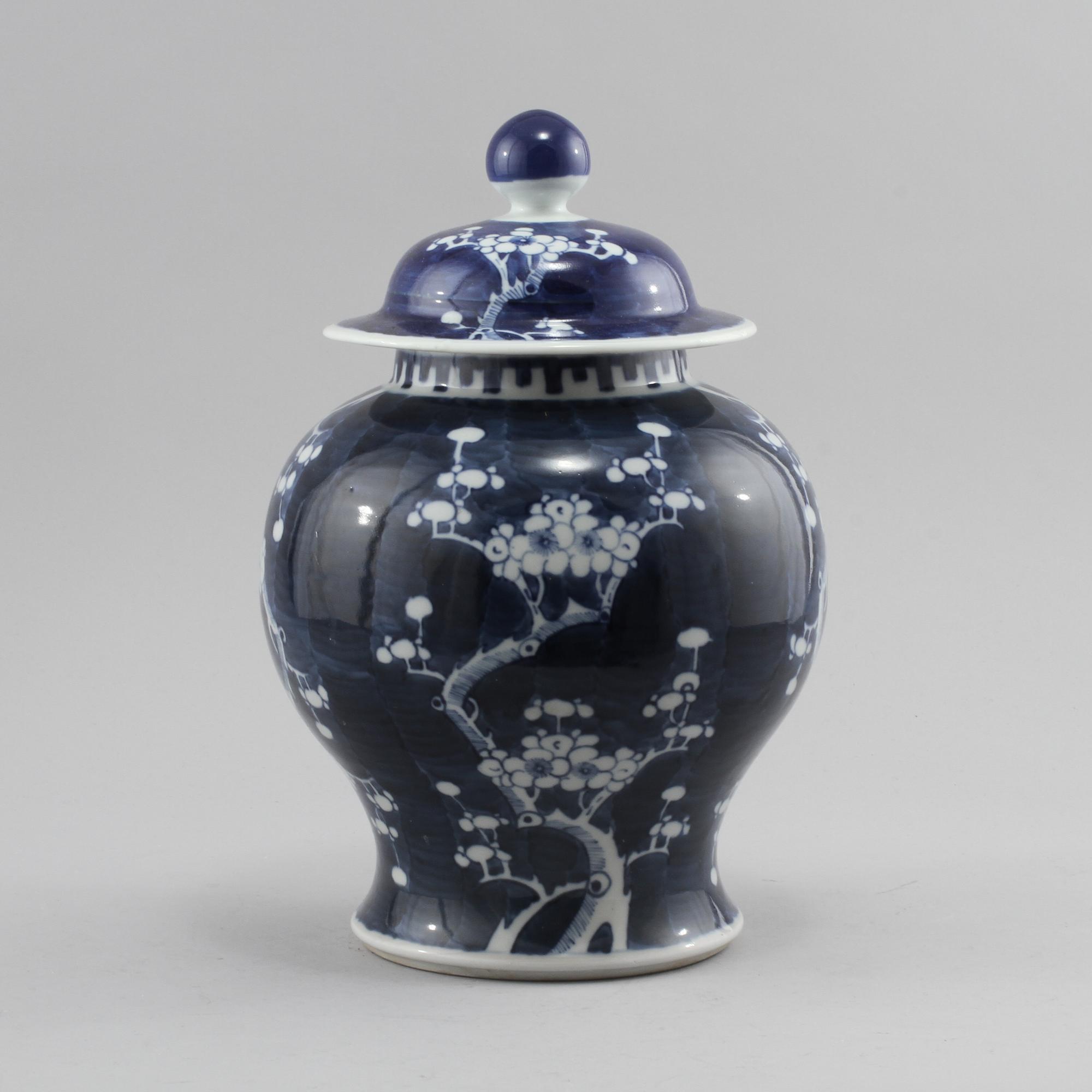 LOCKURNA, porslin, Kina, 1900-tal.