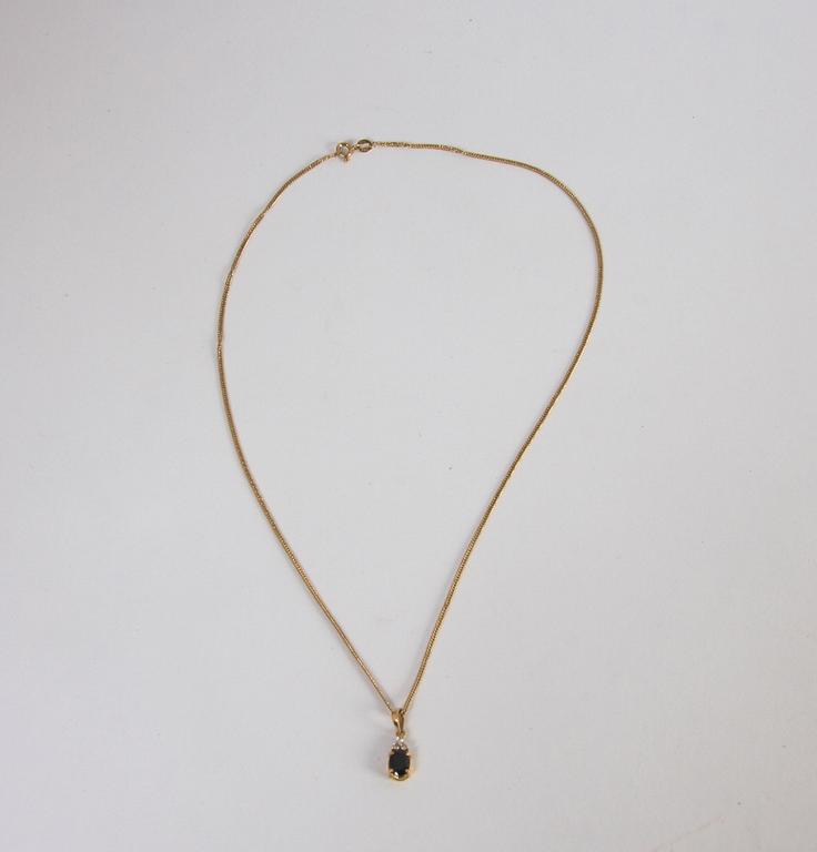 SMYCKEGARNITYR, 4 delar, 18K guld med safirer och briljanter.