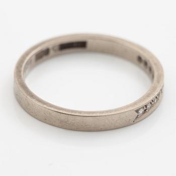 Ringar, 2 stycken, 18K vitguld med diamanter och smaragder.