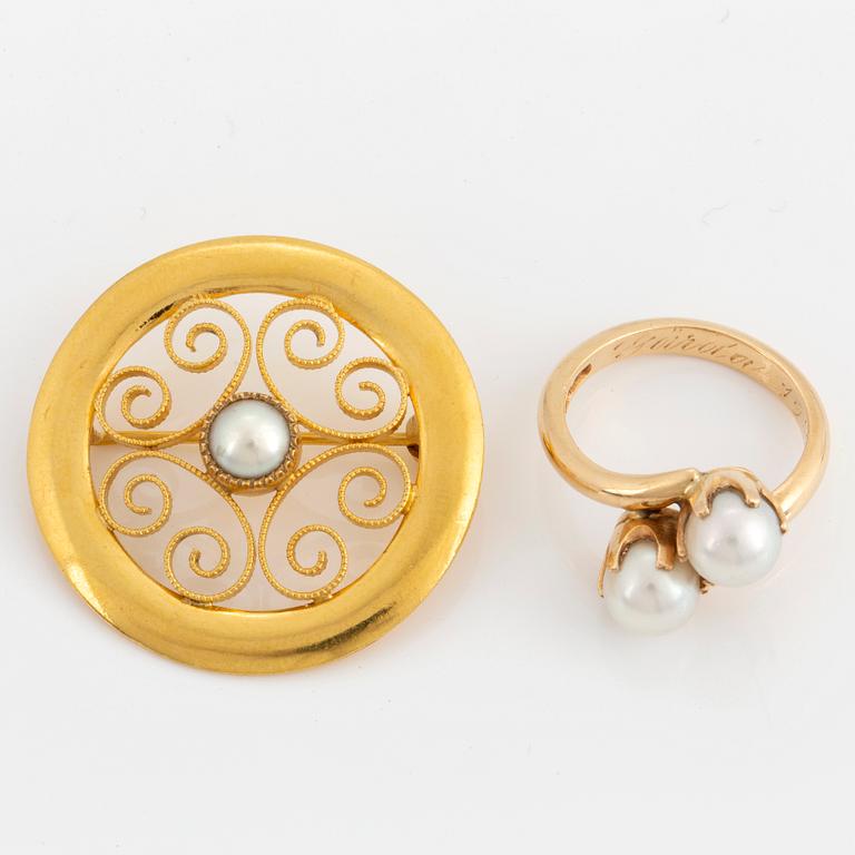 18K gold brooch and ring.