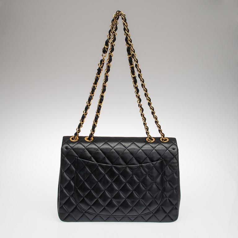 VÄSKA, "Timeless Classic Maxi Flap", Chanel.