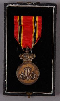 MEDALJER 2 st SAMT ORDENSTECKEN, Nederländerna, Belgien, Spanien. 1920-1940-tal.