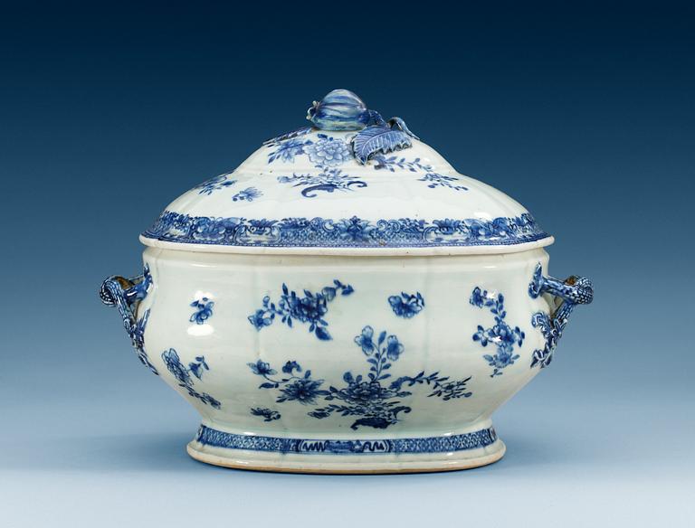A blue and white tureen and cover, Qing dynasty, Qianlong (1736-95).