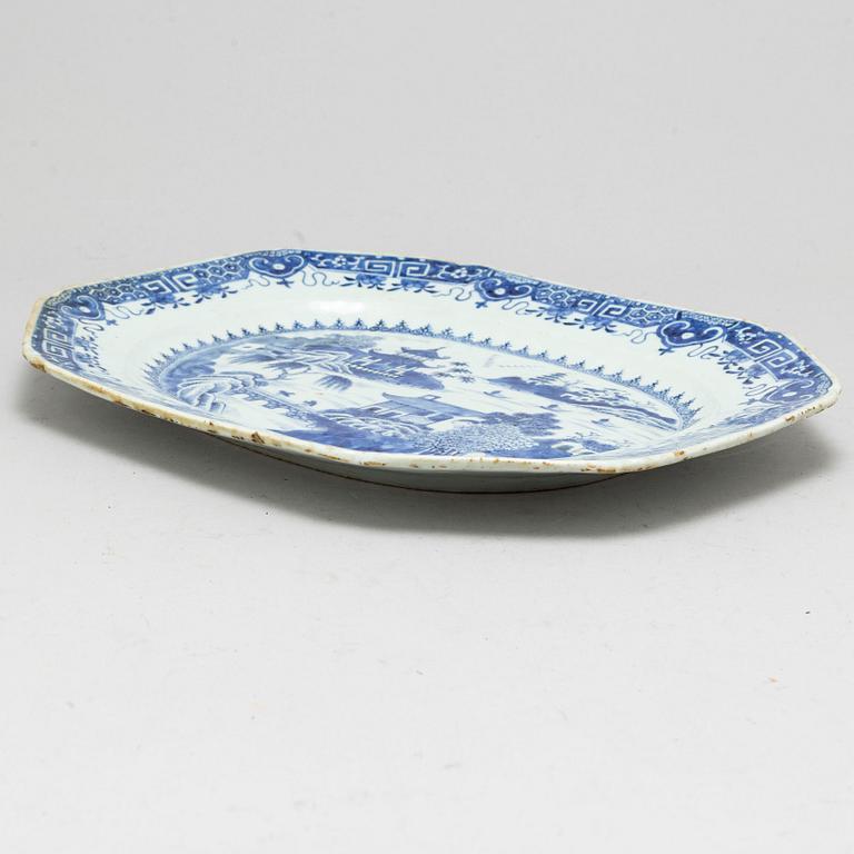 A blue and White export porcelain serving dish, Qing dynasty, Qianlong (1736-95).