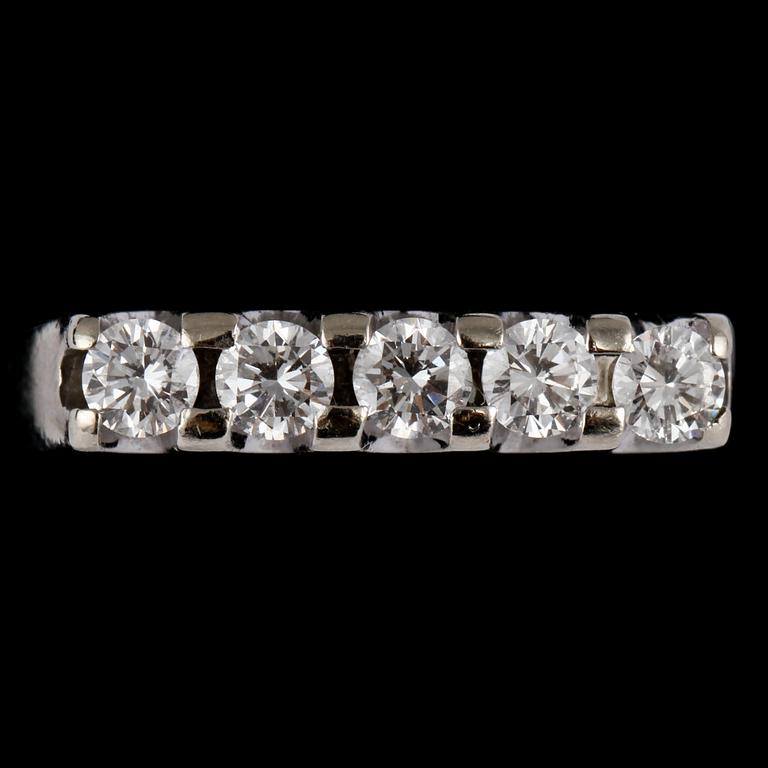 RING, 18k vitguld med 5 briljantslipade diamanter, tot 0.60 ct, importstämplad, 1900-talets tredje kvartal. Vikt 5 g.