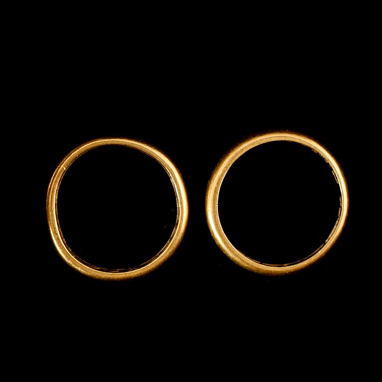 RINGAR, 2 st, 23 k guld. Vikt 7 g.