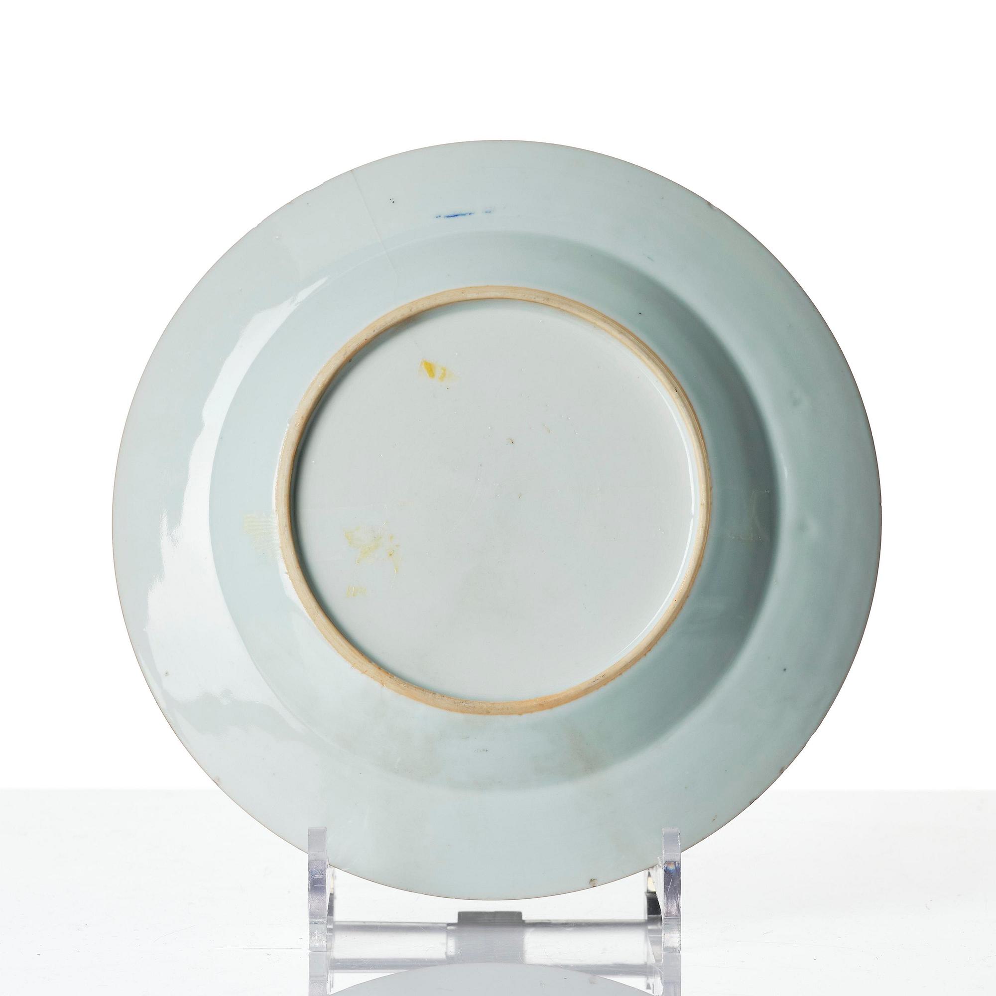 Tallrikar, tre stycken, porslin. Qingdynastin, Yongzheng (1723-35).