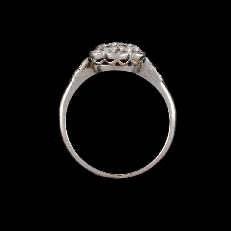 RING, platina med 17 äldre briljantslipade diamanter, Stockholm, 1900-talets första hälft. Vikt 3 g.