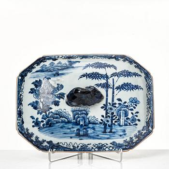 Terrin med lock och fat, kompaniporslin. Qingdynastin, Qianlong (1736-95).
