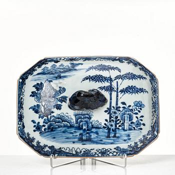 A blue and white tureen with cover and stand, Qing dynasty, Qianlong (1736-95).