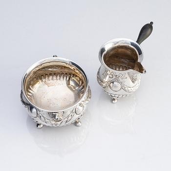 Anders Jensen, kaffeservis, 3 delar, silver, Danmark 1700-talets mitt, rokoko, samt en 1900-tals bricka och sockertång.