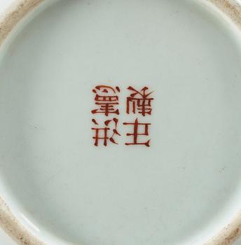 VASER, ett par, porslin. Kina, 1900-talets första hälft med Hongxians fyra karaktärers märke i rött.
