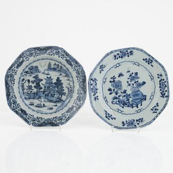 Seven pieces of blue and white porcelain, China, Qingdynasty, 18th century.