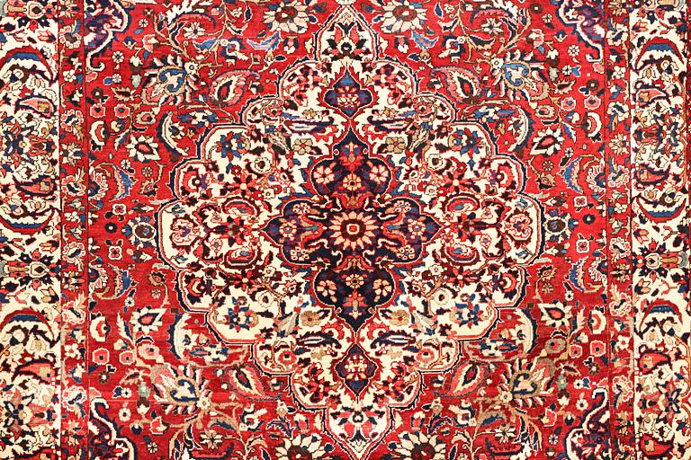 A Mahal carpet c. 315 x 215 cm.