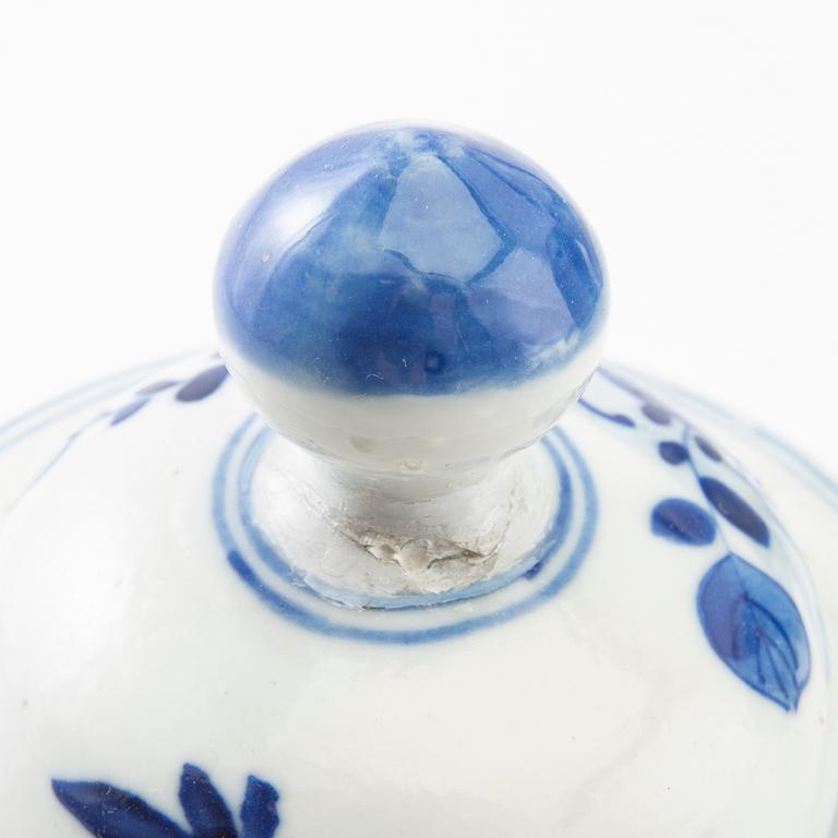 Bowl and cover jar China 18th/19th century porcelain.