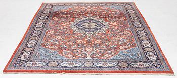 A Sarouk carpet, c. 330 x 215 cm.