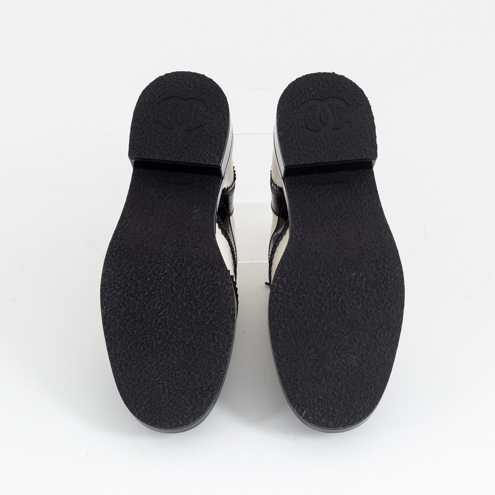 Chanel, a pair of black and white leather brogues, size 39½.