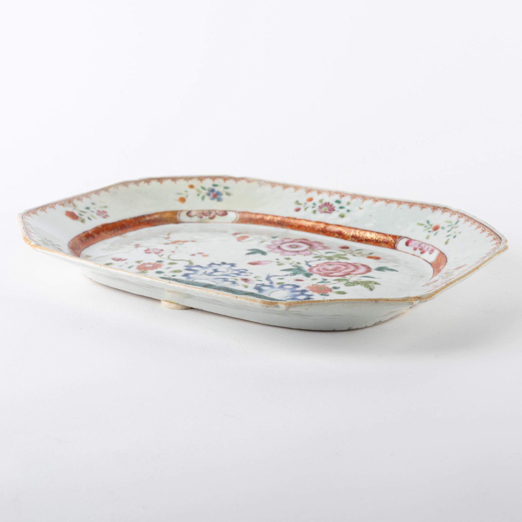 A chinese famille rose dish, Qingdynasti, Qianlong (1736-1795).