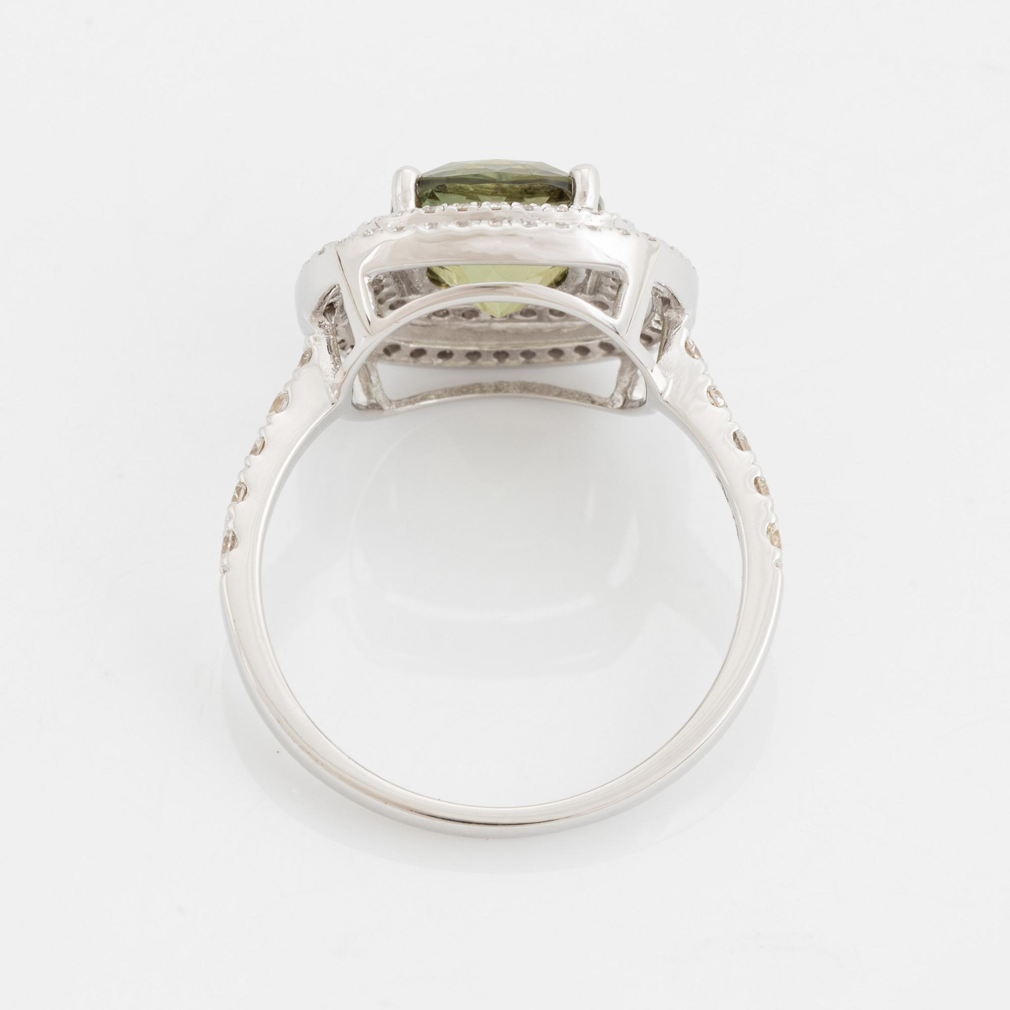 Cocktailring med grön turmalin och briljantslipade diamanter.