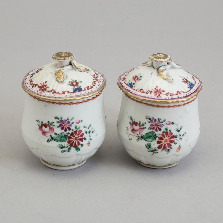 A pair of famille rose export porcelain creme cups with covers, Qing dynasty, Qianlong (1736-95).