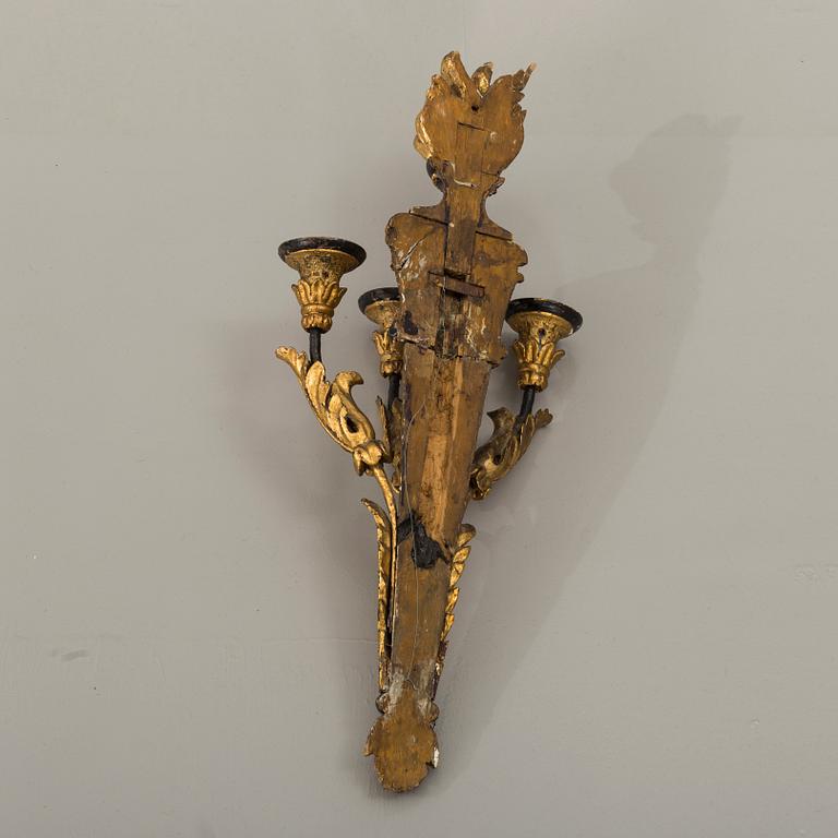 VÄGGLAMPETTER, ett par, för tre ljus, sekelskiftet 1800.