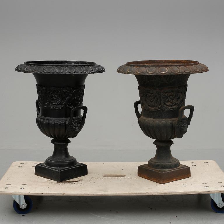 TRÄDGÅRDSURNOR, ett par, 1900-talets första hälft.