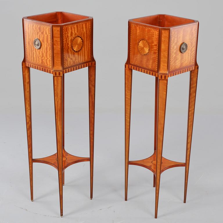 PIEDESTALER, ett par, gustaviansk stil, sent 1900-tal.