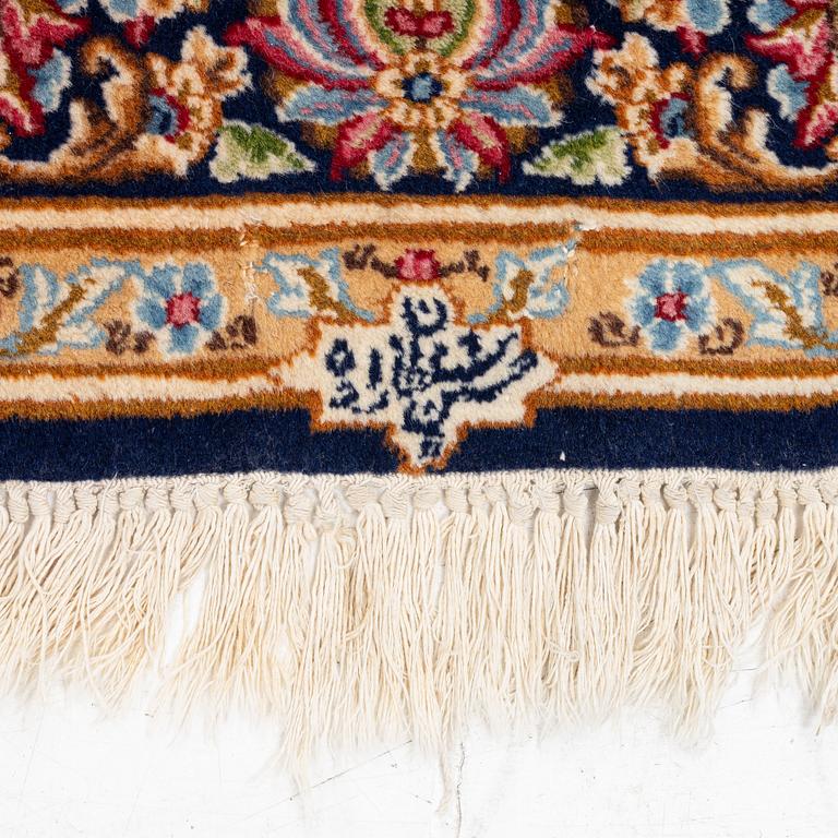 Matta, Kirman,  ca 230 x 150 cm.