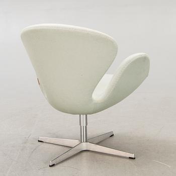 Arne Jacobsen, fåtölj, "Svanen", Fritz Hansen, Danmark, 2007.