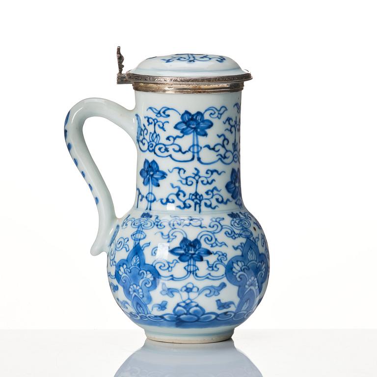 Kanna med lock, porslin, silvermonterad. Qingdynastin Kangxi (1662-1722).