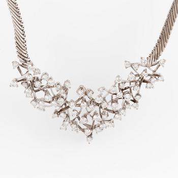 NECKLACE, with diamonds.