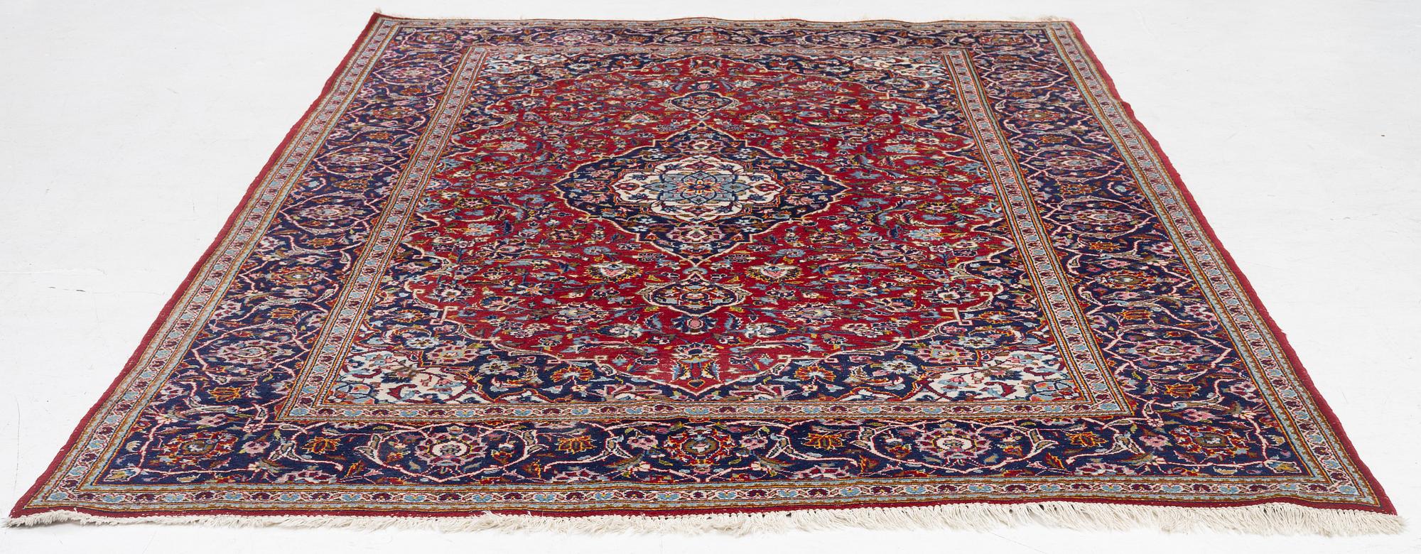 A Kashan carpet, c. 309 x 202 cm.