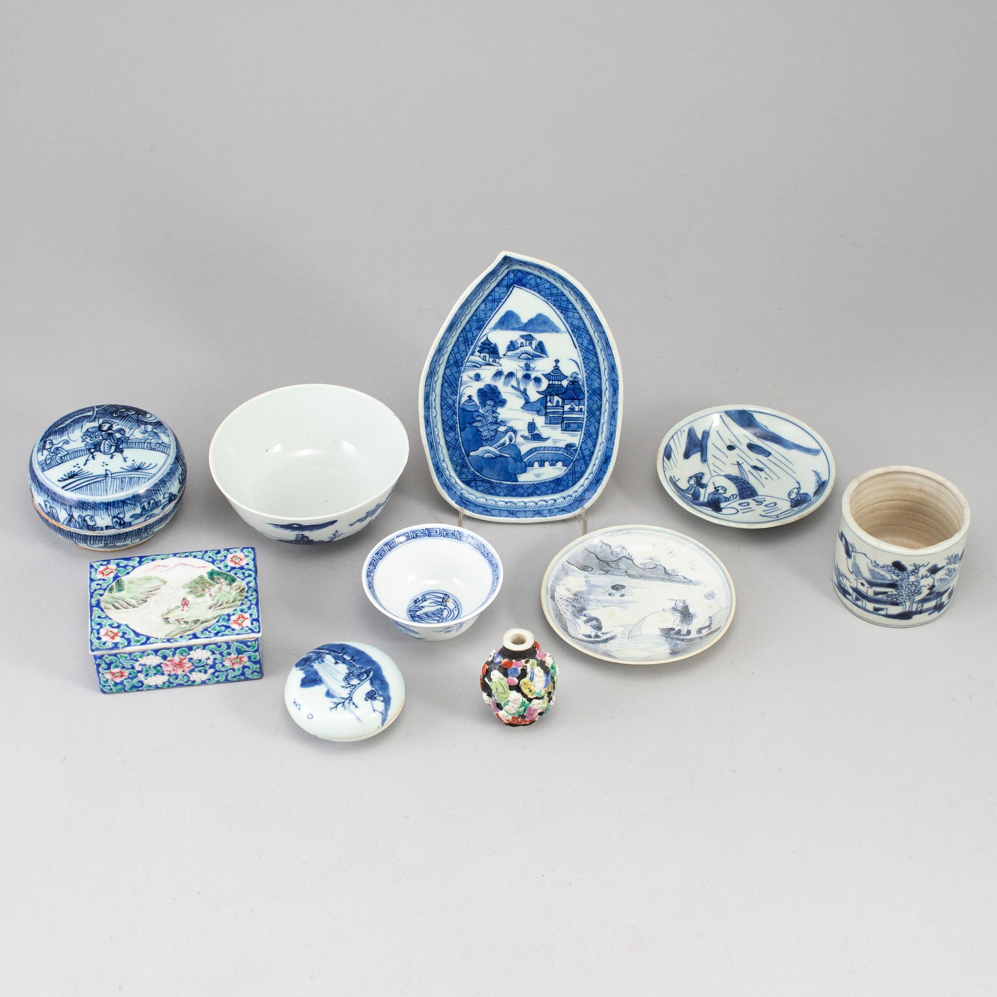 A group of Chinese ceramics, 19th/20th Century. (10 pieces).