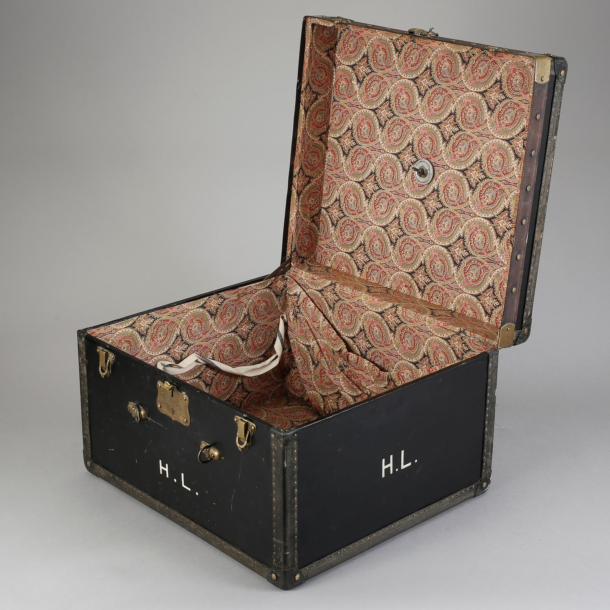 KOFFERT, "Hall du Voyage", trä, Paris, Frankrike.